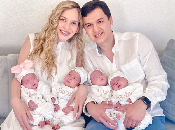 Familia con cuatro bebes en mamelucos bordados